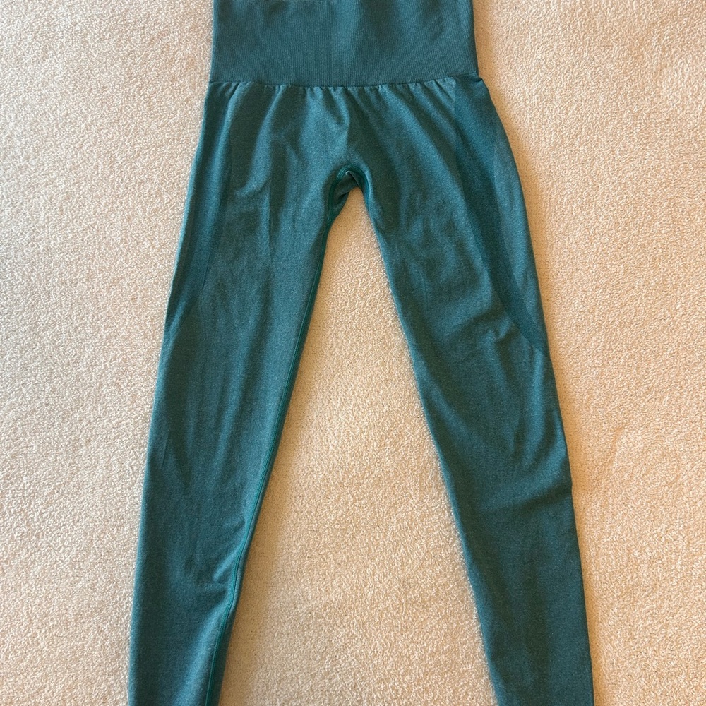 NVGTN Green High-Waisted Leggings with Seamless Design
